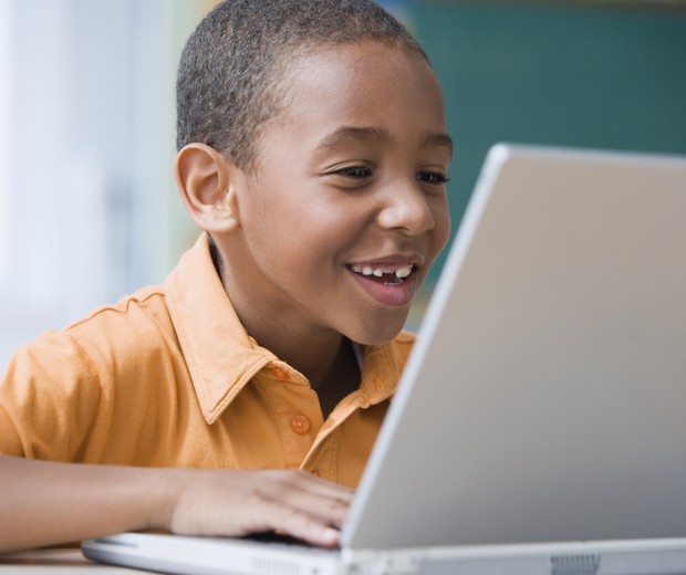 Criança olhando computador (Foto: Getty Images)