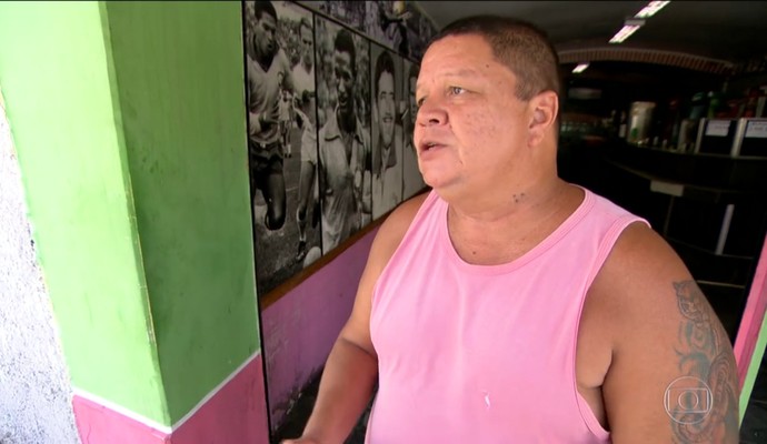 Erivaldo trabalha como churrasqueiro em um bar perto do Engenhão (Foto: Reprodução TV Globo)