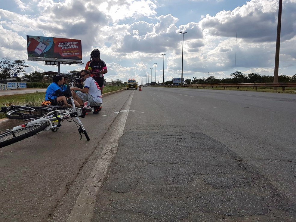 Grupo de ciclistas envolvidos em acidente com carro na via Estrutural, no DF, neste domingo (21) (Foto: PMDF/Divulgação)
