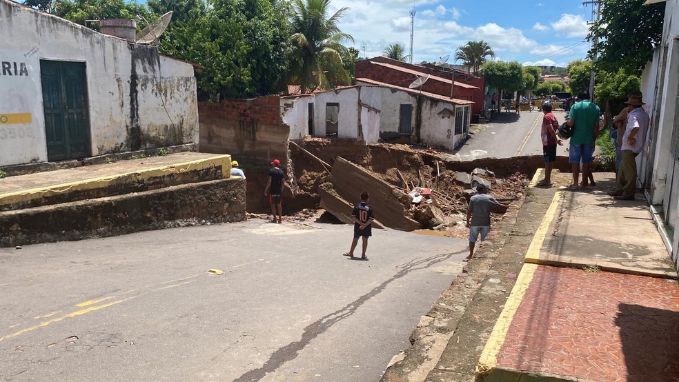 Chuva aumenta buraco no Centro de Porteiras, no Ceará. — Foto: Edinardo Alves/TVM Cariri