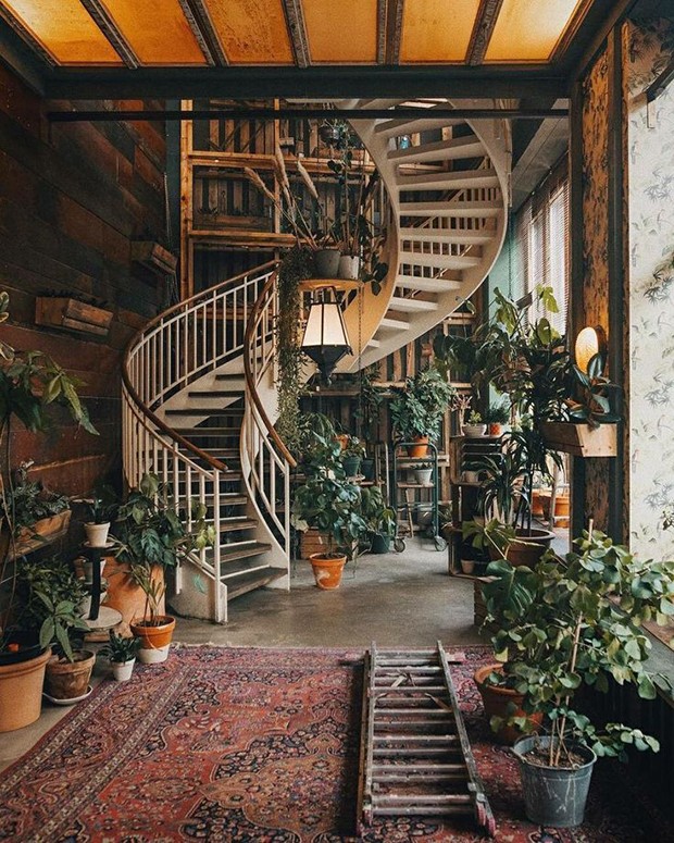 Décor do dia: escada decorada com plantas (Foto: @doyoutravel/Instagram)