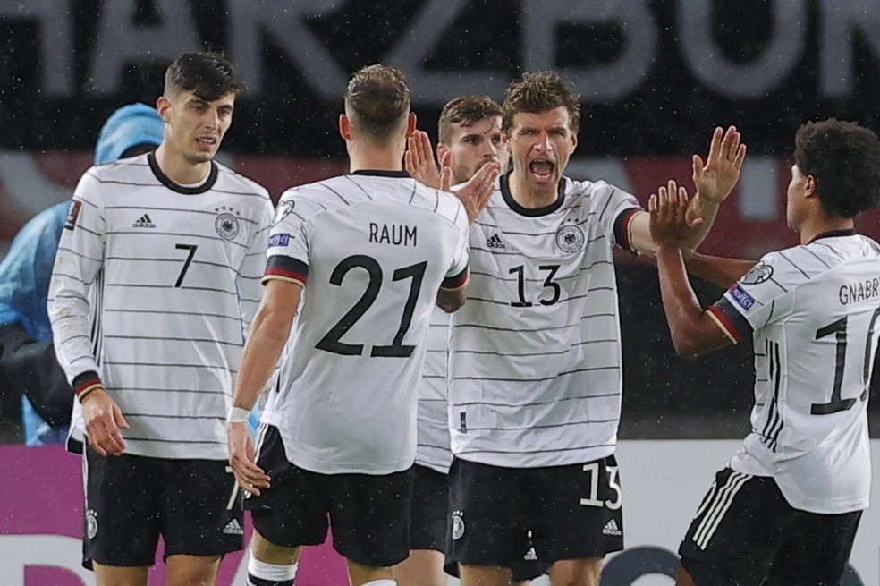Müller e Havertz comemoram gol na goleada da Alemanha contra Macedônia do Norte — Foto: Valdrin Xhemaj/EFE