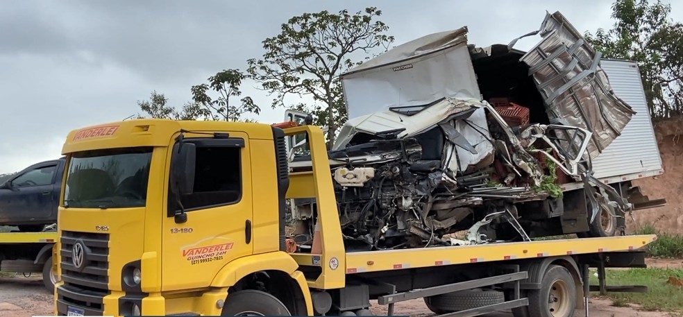 Caminhão ficou destruído após bater em uma carreta na BR-262 — Foto: Reprodução/TV Gazeta