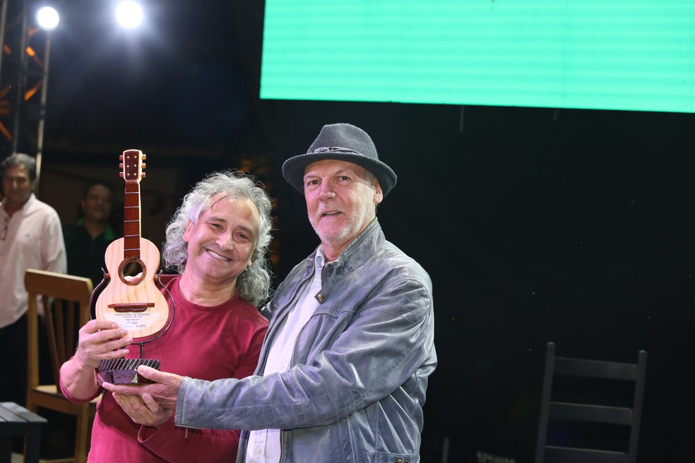 O paulista Cícero Gonçalves venceu a etapa nacional da 17ª edição do Festival de Viola de Piacatuba e Gastronomia — Foto: Festival de Viola de Piacatuba e Gastronomia/Divulgação