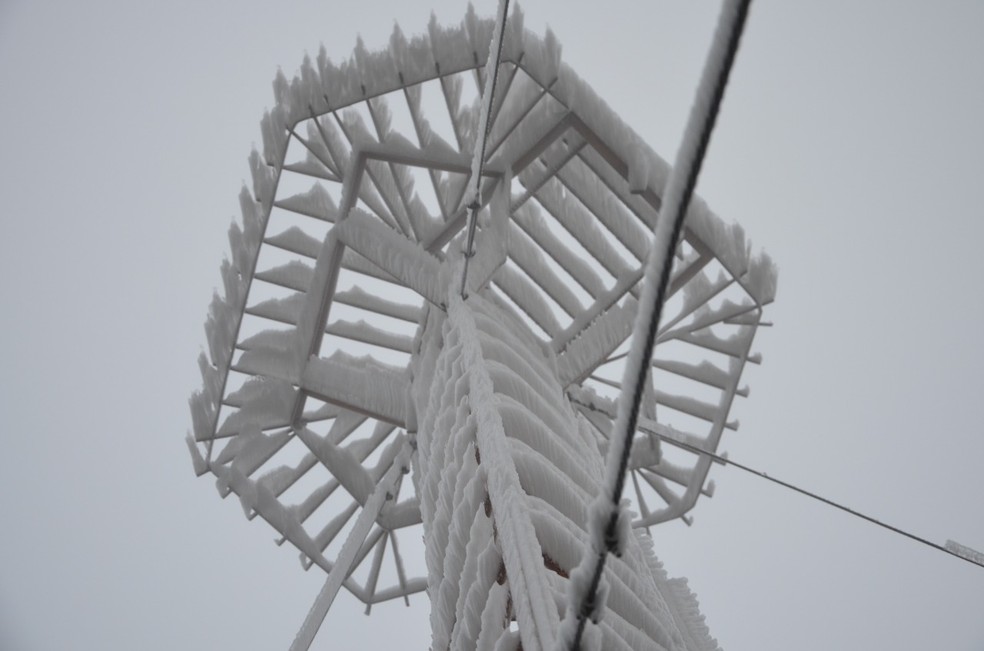 Torre ficou congelada com a baixa temperatura — Foto: Reprodução