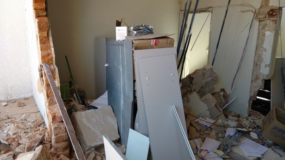 condado  - VEJA VÍDEO: Bandidos explodem agência bancária em  Condado e até prédio fica danificado