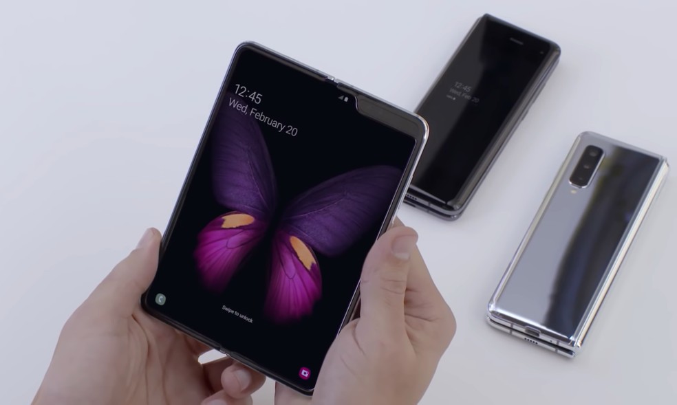 Área próxima à dobradiça e película sobre a tela teriam sido os alvos dos engenheiros da Samsung — Foto: Divulgação / Samsung