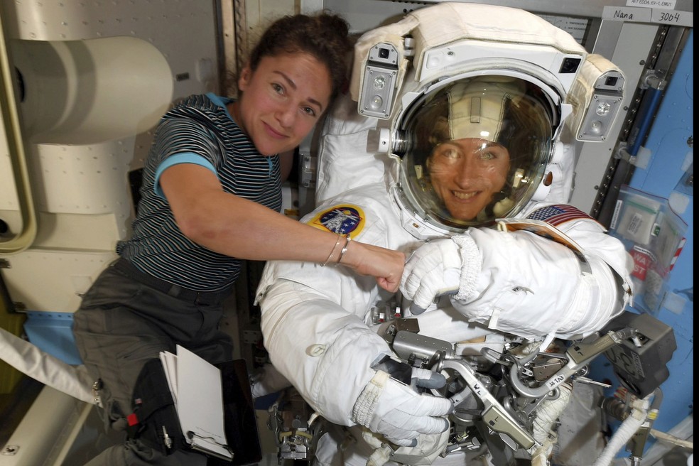 Christina Koch (dir.) e Jessica Meir posa para foto na Estação Espacial Internacional (ISS) — Foto: Nasa