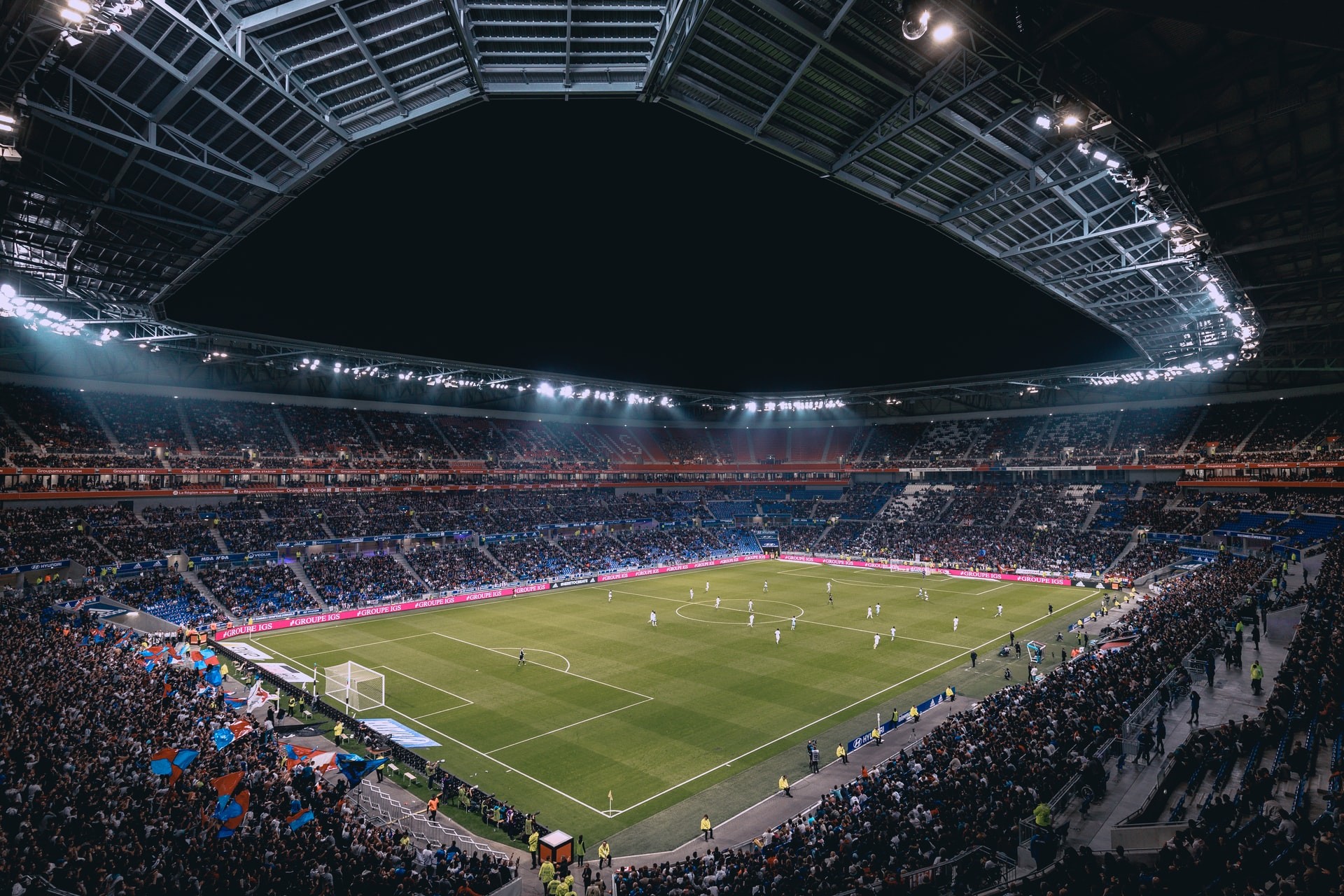 futebol, campo de futebol, estádio (Foto: Thomas Serer/Unsplash)