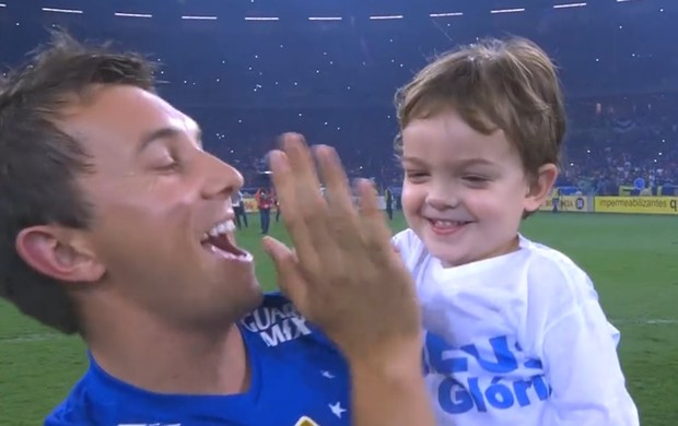 Com filho no colo, pentacampeão Dagoberto minimiza sua marca