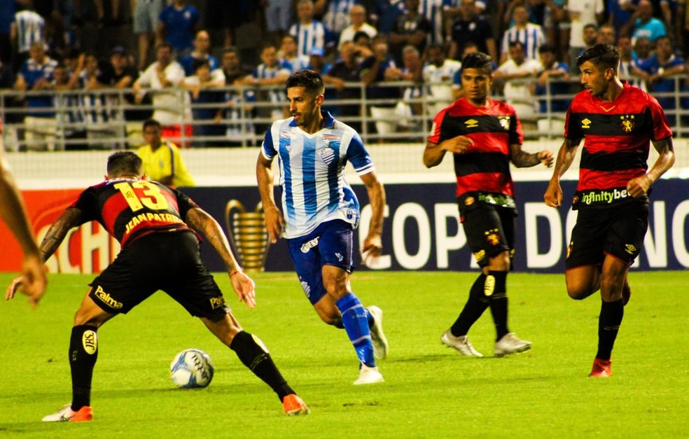 Contra o Sport, o CSA não rendeu no meio campo e sentiu a falta de entrosamento — Foto: Mac Cavalcante / GloboEsporte.com