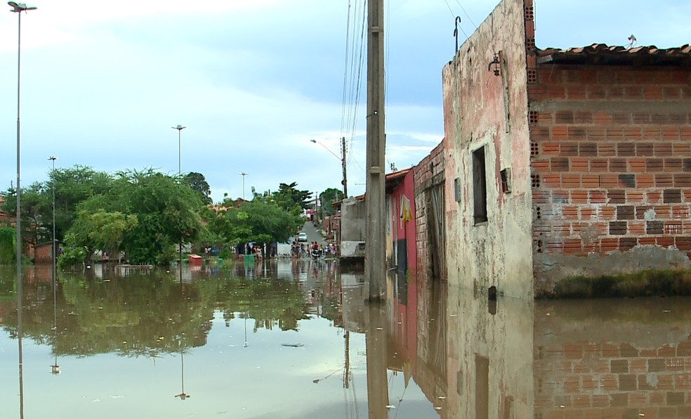 Casas atingidas pela inundação do Rio Poti na região entre os bairros Água Mineral e Risoleta Neves, na Zona Norte de Teresina. — Foto: TV Clube