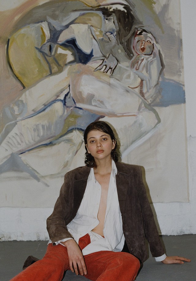 A modelo Ana Maccarini e a obra de Thany Sanches (Styling: Enantios Dromos) (Foto: Pedro Ferreira )