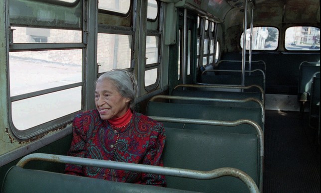 Rosa Parks num ônibus de Montgomery em 1995, 40 após se tornar ícone dos direitos civis
