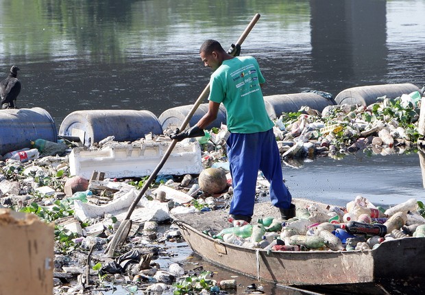 Homem recolhe plástico em canal do Rio de Janeiro (Foto: Franco Origlia/Getty Images)