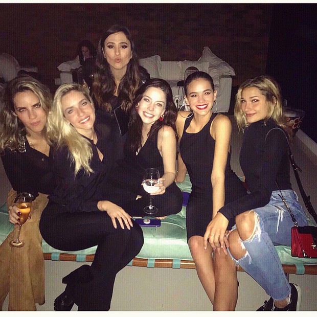 Ladies in black! Marquezine, Sasha, Alfradique, Arantes e Werneck posam para clique muso (Foto: Reprodução/Instagram)