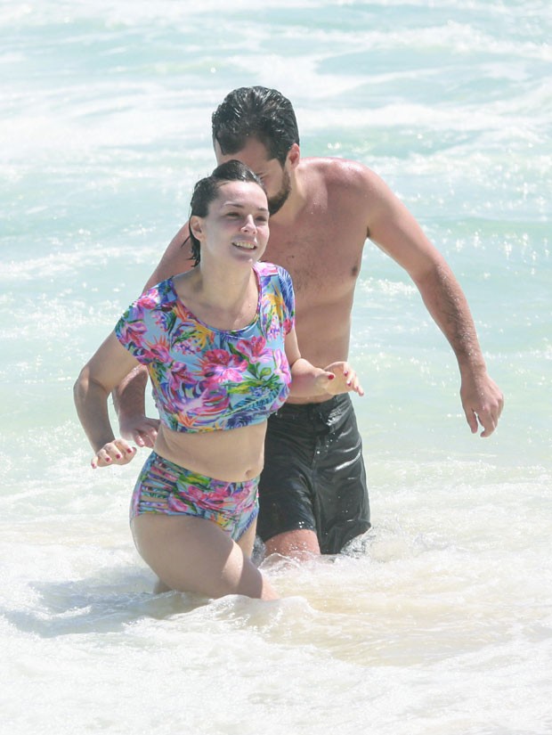 Regiane Alves namora na praia da Barra (Foto: Dilson Silva/AgNews)