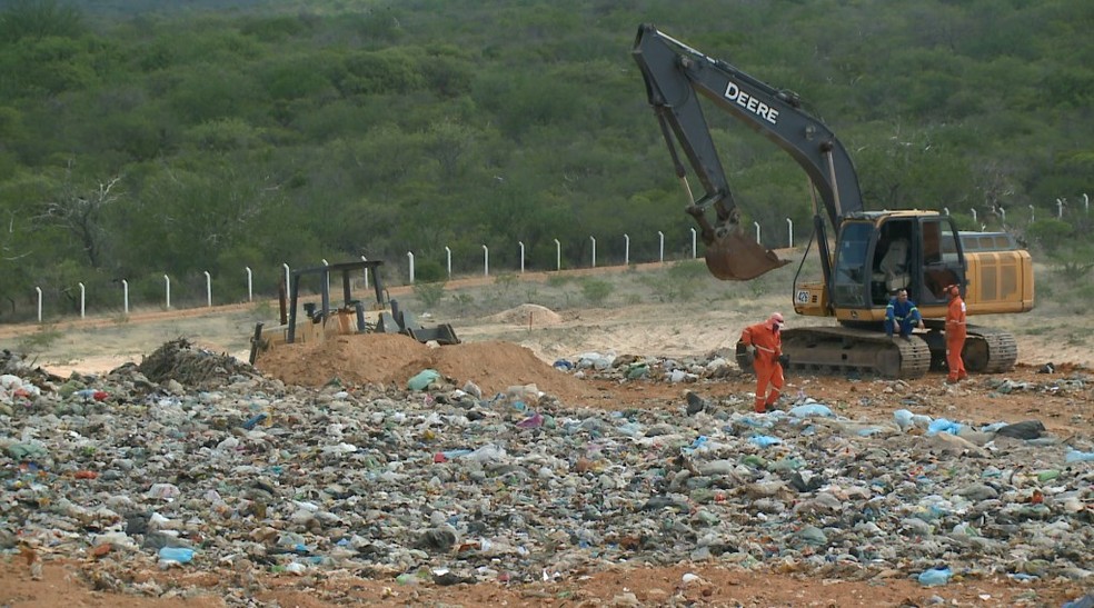 O aterro sanitário de Petrolina recebe, por dia, cerca de 300 toneladas de lixo. — Foto: Reprodução/ TV Grande Rio 