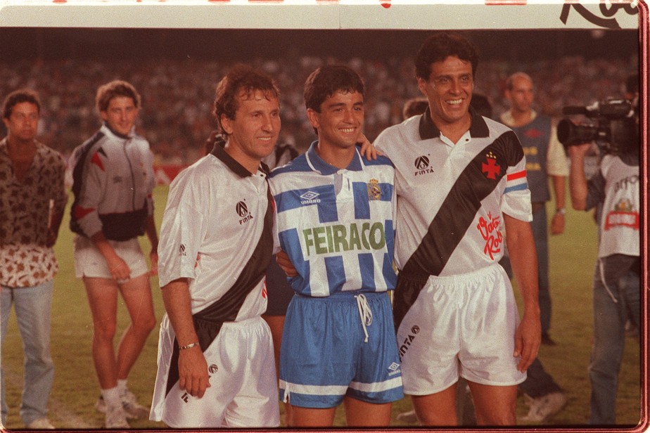 Zico veste a camisa do Vasco ao lado de Bebeto e Roberto Dinamite no jogo de despedida do maior ídolo do clube cruz-maltino.