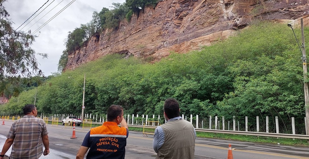 Vistoria na pedreira do Bongue em Piracicaba — Foto: Camila Piacentini