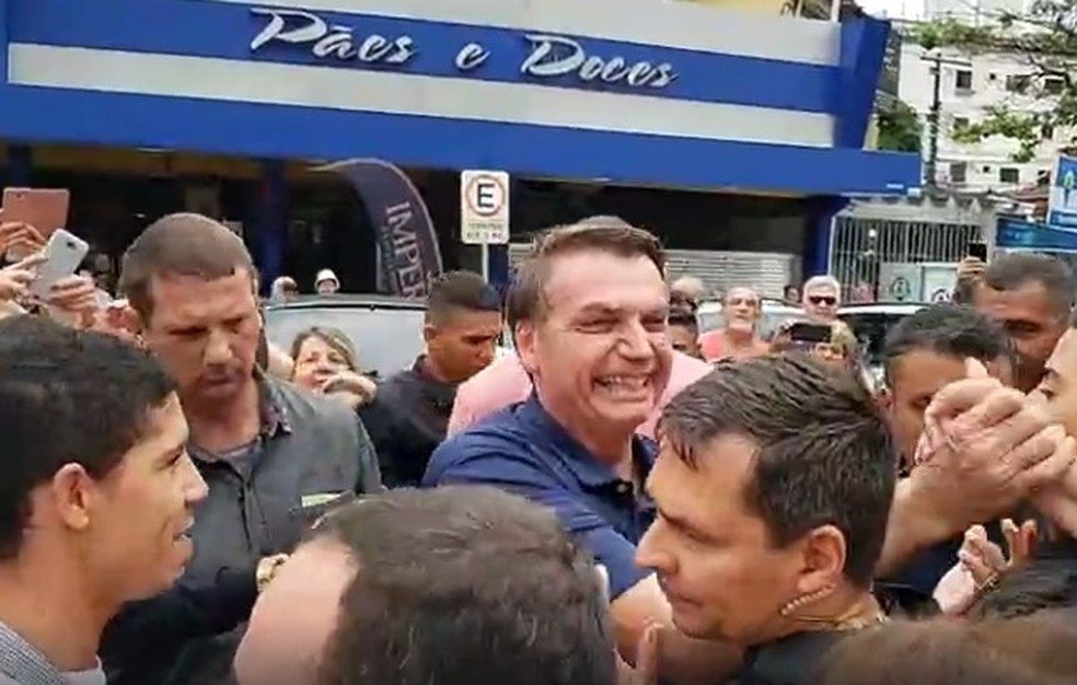 Bolsonaro fala com admiradores em Guarujá (SP) — Foto: Reprodução