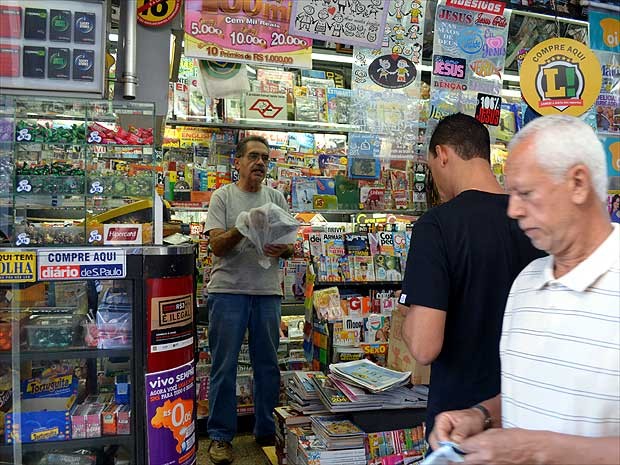 Miro, jornaleiro do Centro de Campinas, atende clientes (Foto: Luciano Calafiori/G1 Campinas)