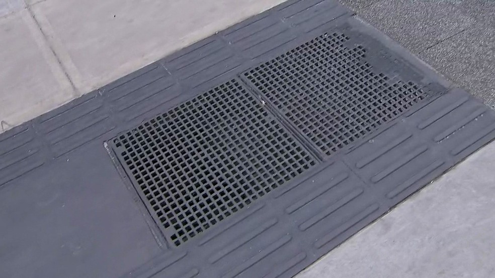 Novo piso terÃ¡ placas prÃ©-fabricadas com sinalizaÃ§Ã£o tÃ¡til e grades para escoamento de Ã¡gua â Foto: TV Globo/ReproduÃ§Ã£o