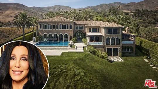Cher baixa valor de mansão em R$ 52 mi, e passa a vendê-la por R$ 393 mi em Malibu