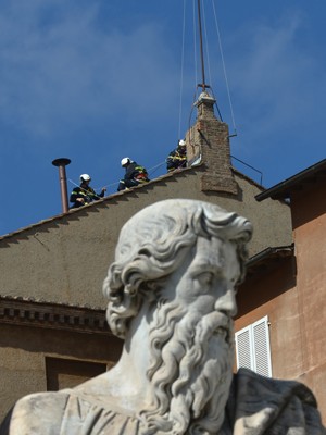 Bombeiros instalam chaminé no teto da Capela Sistina neste sábado (9) no Vaticano (Foto: Gabriel Bouys/AFP)
