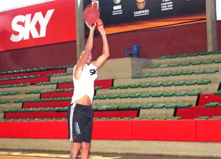 Com Marquinhos de volta, Fla tenta quebrar série de 14 vitórias do Bauru