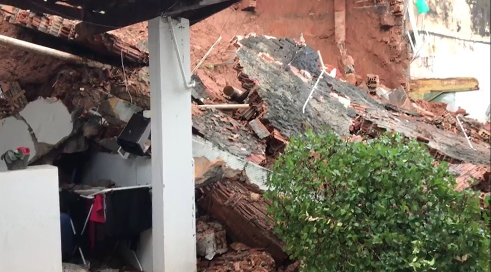 Chuva derrubou muro e provocou alagamentos em Marília, na quarta-feira (18) — Foto: Ana Levorato/TV TEM