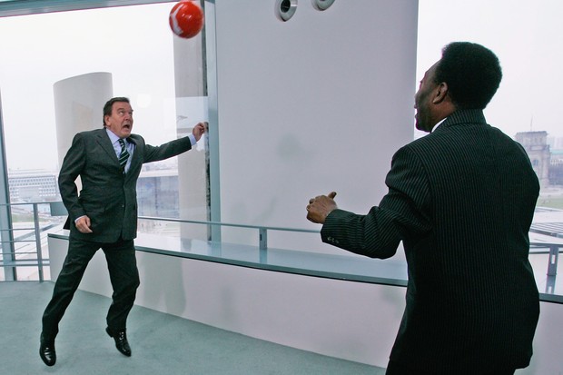 Pelé e Gerhard Schröder (Foto: Getty Images)