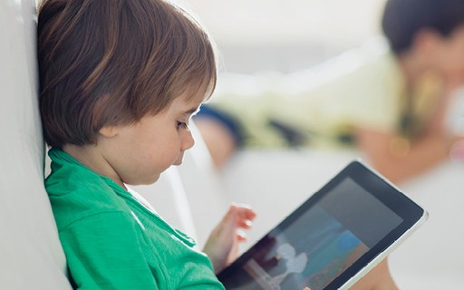 « Zéro temps d’écran pour les enfants de moins de 6 ans », défend le neuroscientifique français auteur de « La fabrique des crétins numériques » – Crescer Magazine |  éducation