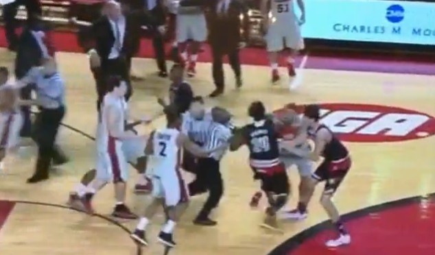Vídeo. Jogo de basquete universitário dos EUA acaba em pancadaria