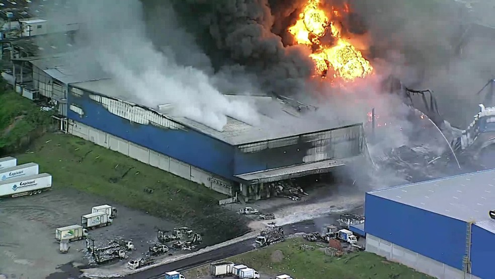 Explosões são registradas em incêndio em condomínio industrial em Jaboatão, no Grande Recife — Foto: Reprodução/TV Globo