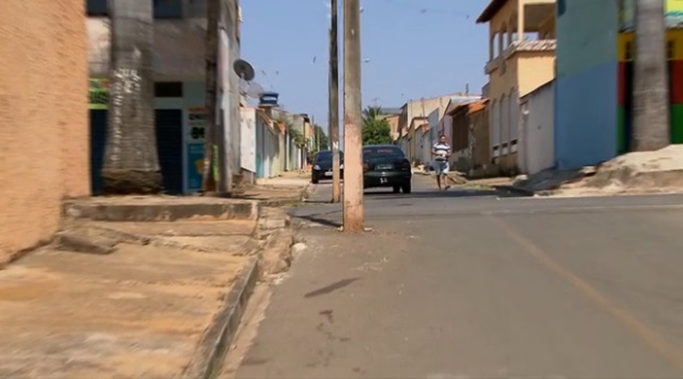Poste fica em esquina de rua no Distrito Federal — Foto: TV Globo/Reprodução