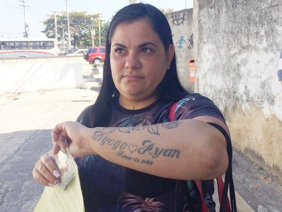 Avó tenta limpar tatuagem doneto Avo De Rapaz Morto Em Niteroi Afirma Que Droga Encontrada Pela Pm Era Chuteira Rj Tem 5 Jovens Mortos Em 80 Horas Rio De Janeiro G1