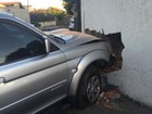 Carro bate em muro após acidente em cruzamento da capital de MS
