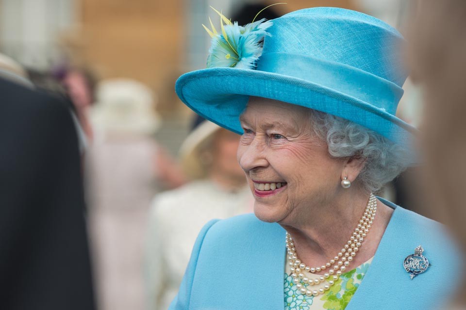Os grandes marcos do reinado de Elizabeth II e o que pode estar por vir. Acima, a monarca em evento no Palácio de Buckingham em 2013. (Foto: UK Government/Wikimedia Commons)