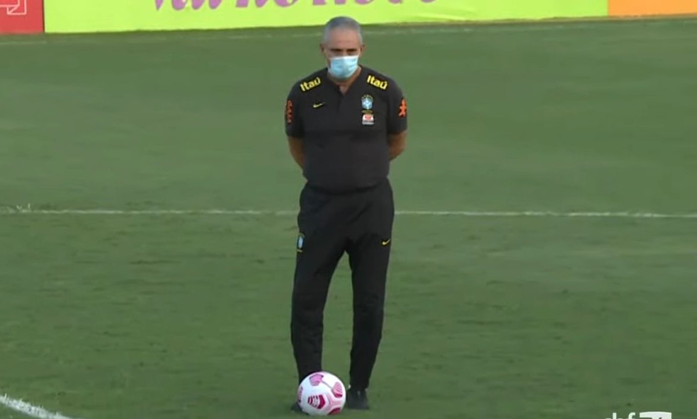 Tite observa treino da sele��o brasileira em Manaus � Foto: Reprodu��o / CBF TV