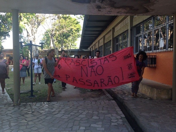 Estudantes da Ufal fizerma manifestação contra o fascismo no bloco do ICHCA (Foto: Natália Normande/G1)