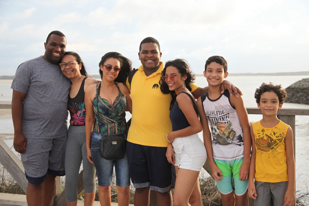 Família Silva e família Gomes reunidas no Espigão Costeiro, na Ponta d'Areia — Foto: Rafael Cardoso/G1 Maranhão