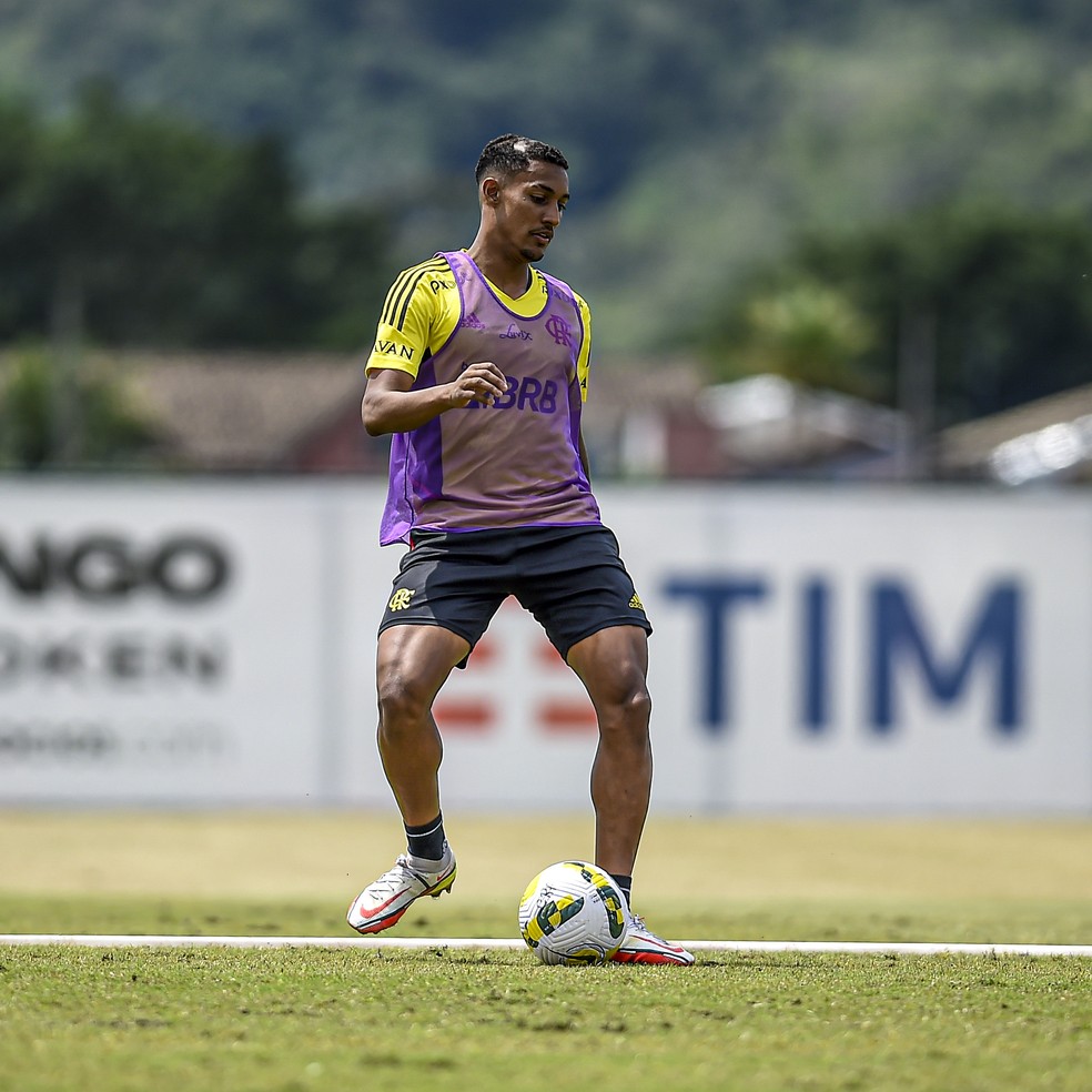 Pedrinho, filho de Beto, teve a cabeça raspada em trote antes da viagem do Flamengo — Foto: Marcelo Cortes/Flamengo