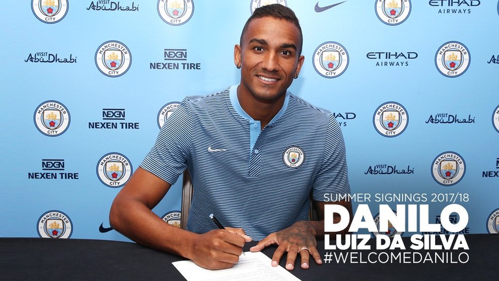 Danilo assinou por cinco temporadas com o Manchester City (Foto: Divulgação/Manchester City)
