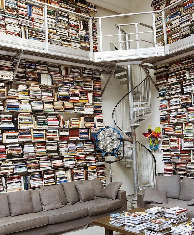 Dois sofás e uma mesa de centro fazem parte do mobiliário do ateliê da Karl Lagerfeld. Uma escada caracol leva ao mezanino, que também é repleto de livros (Foto: The Selby/ Reprodução)