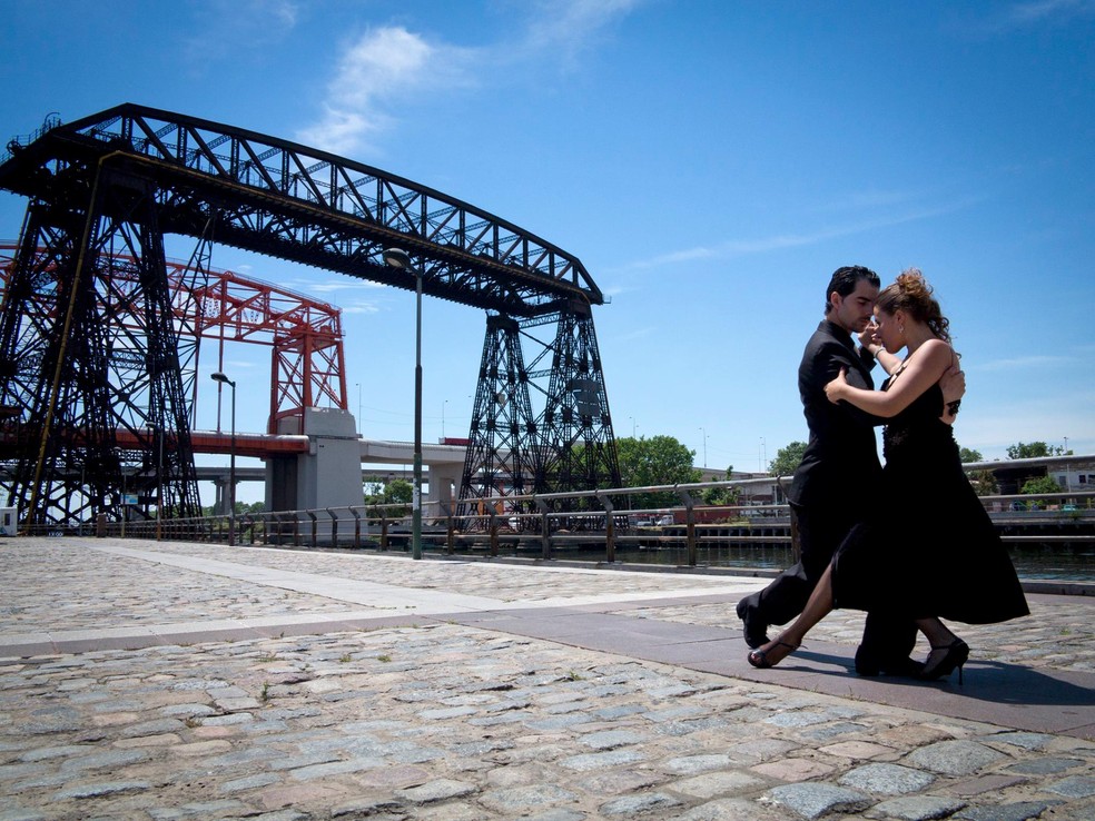 Casal danÃ§a tango em Buenos Aires (Foto: DivulgaÃ§Ã£o/MinistÃ©rio do Turismo da Argentina)