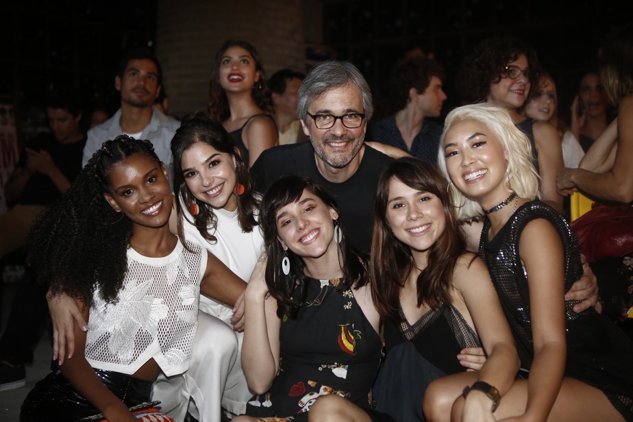 Assistir Ultimo Capitulo De Malhação 2014 Elenco Se Reune Para Assistir Ao Ultimo Capitulo De Malhacao