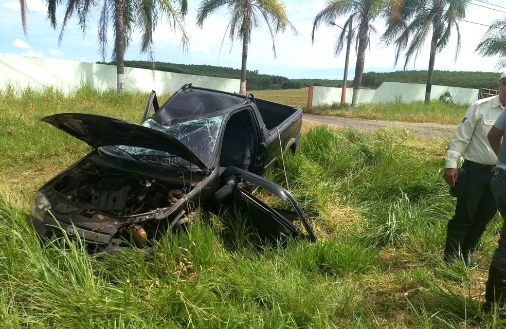 Veículo teve o teto amassado e bombeiros encaminharam retiraram o motorista com ferimentos graves (Foto: João Trentini/Arquivo pessoal)