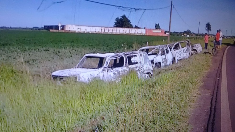 Carros encontrados queimados em distrito de Ponta Porã, MS — Foto: Mauro Almeida/ TV Morena