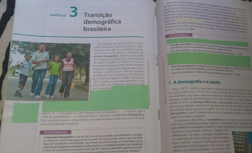 Textos também eram tapados no materia didático do Colégio Rhema (Foto: Arquivo pessoal/Caleb)